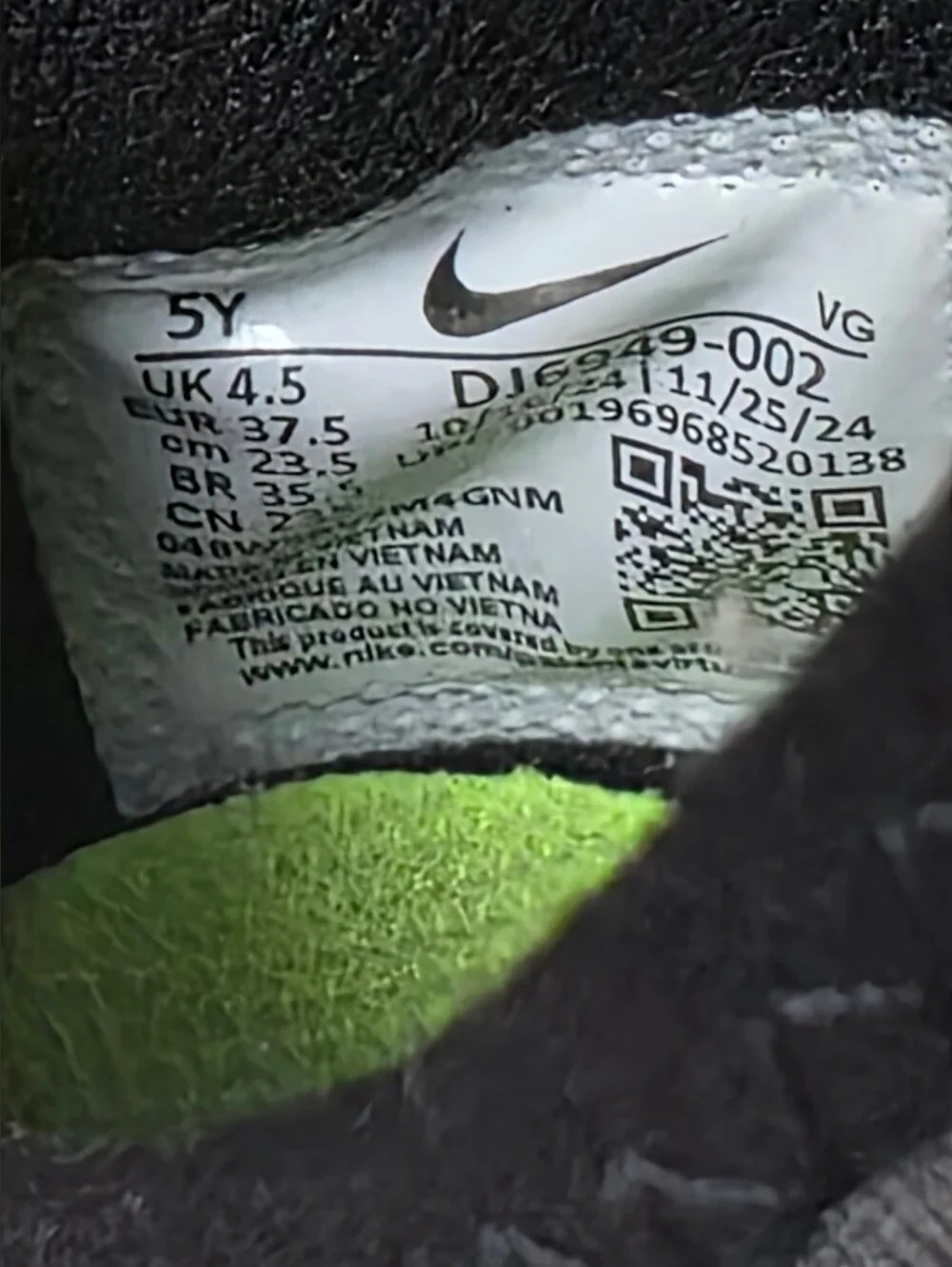 Nike Future Field (DJ6949-002, Black/White-DK Smoke Grey-Volt) Size 5Y